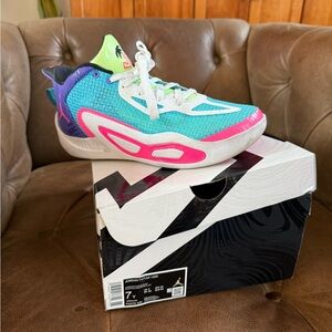 Nike, Jordan Tatum 1, Size 7y, gently used condition. Multi-color